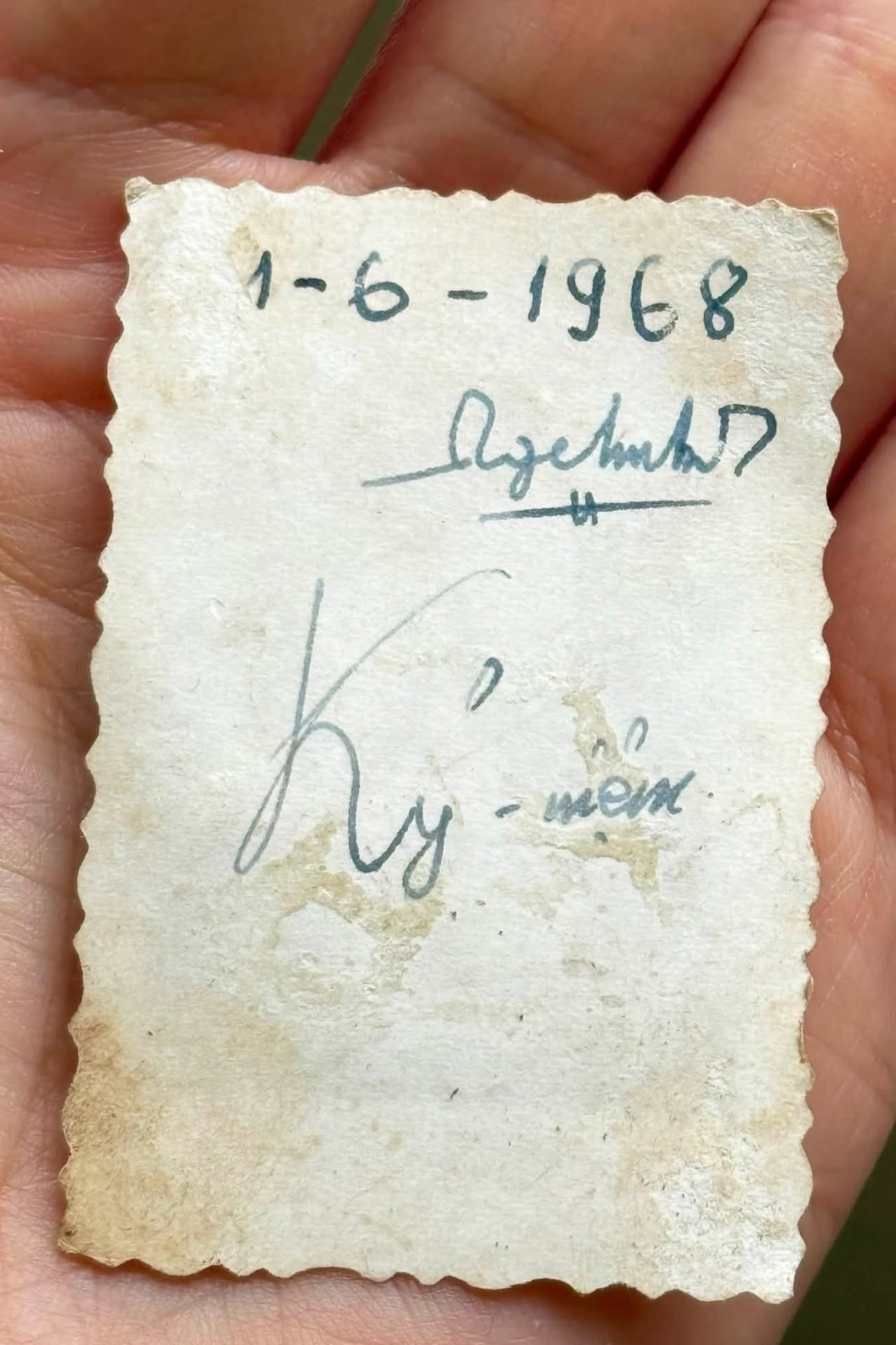 Mặt sau tấm ảnh với dòng chữ viết tay ghi ngày 1-6-1968 và tên người tặng